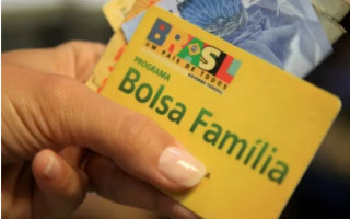 O pagamento é feito por depósito em uma conta da família na Caixa Econômica Federal.