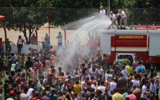 Simulado de acidente automobilístico (atendimento) e banho de mangueira com viatura de bombeiros, são algumas das atividades.