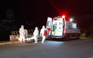 Equipe do Samu usou roupas apropriadas para fazer o atendimento. 