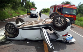Carro de passeio HB20 capotou e ficou no meio da pista. 