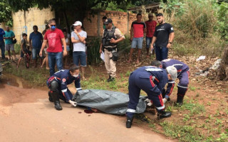 Homem andava de moto quando foi alvejado pelo atirador. 