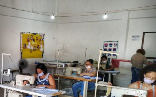 Foram selecionadas 20 costureiras para confeccionar em média 1.000 unidades diárias.