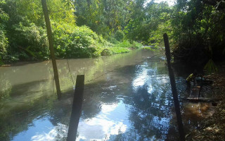 Moradores querem impedir construção de caixa elevatória de esgoto às margens do lontra.