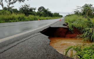 Erosão no acostamento da rodovia. 