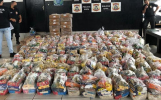 Policiais civis realizaram a entrega de mais de duas toneladas de alimentos.