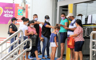 Parte do trabalho de orientação dos fiscais é sobre a organização de filas no comércio e nos bancos