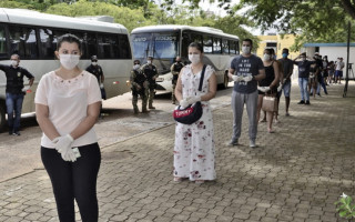 Estudantes, crianças e equipe do comboio, fizeram estes rápidos, nenhum atestou positivo