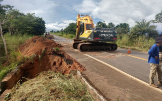 Trecho que ameaça ceder da rodovia passa por reparos 