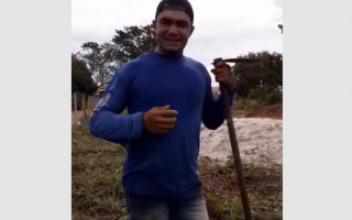 Deusivan Alves é mototaxista e, após decreto, precisa capinar lote para garantir o sustento da família.