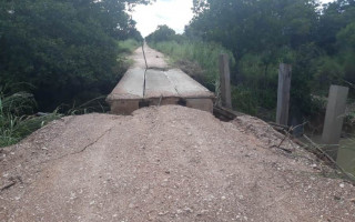 Ponte na TO-296 teve parte da estrutura levada por córrego após a elevação do nível das águas.