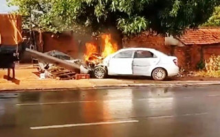 Veículo pegou fogo após colidir em poste na Av. Filadélfia.