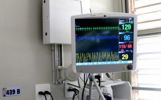 Serão doados ao todo 30 trinta monitores multiparâmetros, 6 monitores de triagem e 11 camas tipo (FAWLER)