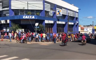 Longa fila na agência central da Caixa em Araguaína. 