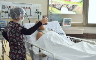 A paciente Otaviana recebe carinho da família por meio da videochamada