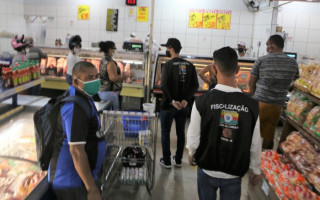 Neste sábado, mais de 12 desses estabelecimentos receberam os fiscais.