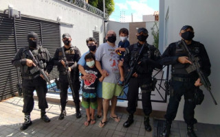 Após o sufoco, família posa com policiais do COE 