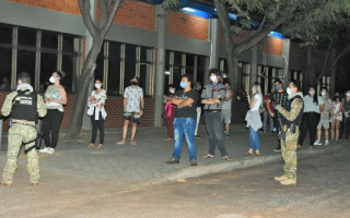 Estudantes repatriados em fila para realizar o teste rápido de Covid-19
