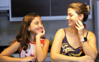 Cristiane Garcia ( 33 anos) e a filha de 11 anos, Maria Eduarda