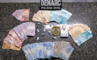 Polícia encontrou drogas, balança de precisão e mais de 6 mil reais em espécie. 