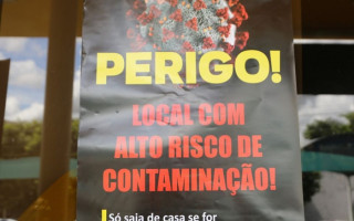 Cartazes alertam para o perigo de contágio do coronavírus 