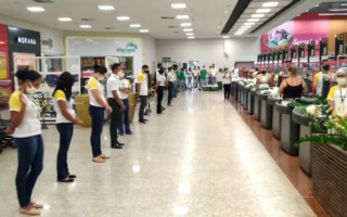 Momento de oração no Supermercado Campelo Via Lago em Araguaína