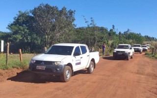 Caravana percorrendo assentamentos rurais da região sul do estado para entregar cestas. 