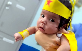 Bebê deixou a maternidade fanstasiada de Mulher Maravilha. 