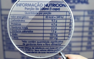  O texto informa que os instrumentos possam ser de qualquer natureza, desde que facilitem a leitura , como uma lupa. 