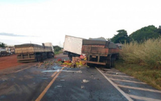 Um motorista morreu no local e outro foi socorrido por terceiros. 