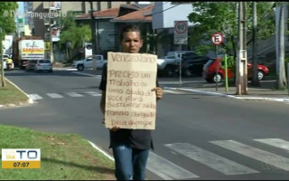 Venezuelano pedindo emprego em rua de Araguaína