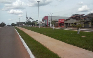 Avenida Goiás, no centro de Nova Olinda 