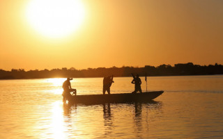 Apenas a pesca esportiva, na modalidade pesque e solte, é permitida no Lago Azul. 