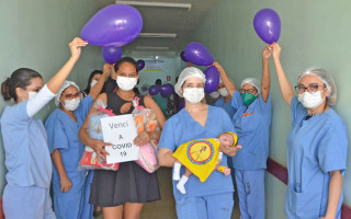 A pequena Débora Cristina, de apenas um mês de vida se recuperou da covid e  recebeu alta