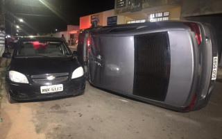 Veículo Chevrolet Cobalt ficou de lado no meio da rua. 