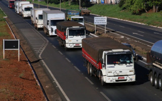 Comboio formado por caminhões com cestas em Araguaína