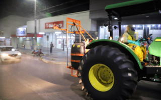 O trator dispõe de um jato que potencializa o alcance do produto em menor tempo