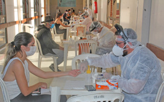 Técnicos realizam testes em estudantes tocantinenses que retornaram do Paraguai
