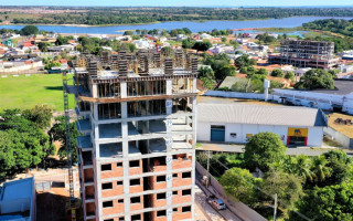 A construção de prédios mostra a valorização imobiliária crescente no Município.