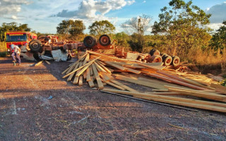 Carreta tombou após tentar desviar de buraco 