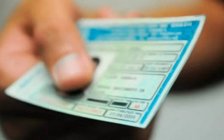 A CNH tem validade de 10 anos para condutores com menos de 50 anos.