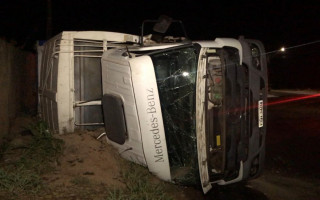 Caminhão de lixo tomba ao perder o freio e passar por rotatória. 