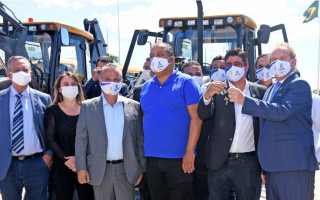Carlesse iniciou a entrega das máquinas pesadas aos gestores
