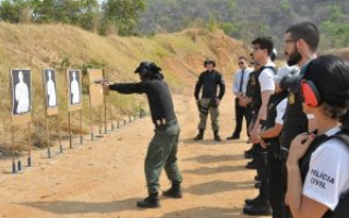 Aula prática de disparo à arma de fogo no Curso de Formação do Concurso da Polícia Civil