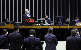 Deputados aprovaram a proposta de adiamento em votação virtual 