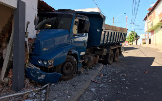 Caçamba perdeu o freio e desceu pela Av. Tirandentes. 