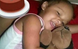 A criança estaria acampando com a família quando aconteceu a tragédia. 