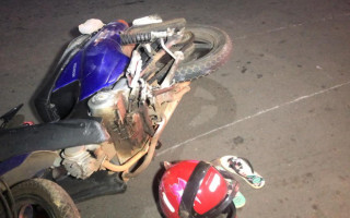 Moto foi parar cerca de 30 metros do local do acidente. 