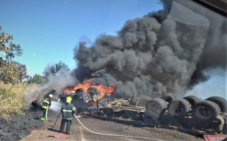 Além de tombar, carreta pegou fogo no percurso da BR - 153