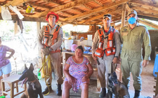 Bombeiros, os cães de busca e Marivane já na casa após o resgate