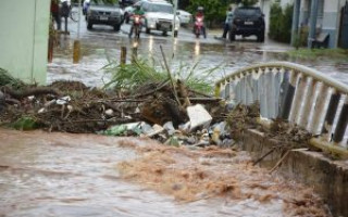 Depois do temporal, grande quantidade de lixo e material de construção foi encontrada nas bocas de lobo, ruas, bueiros e canais